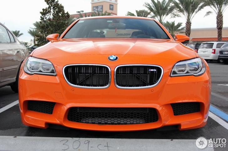 Oranje BMW M5 knalt je beeldscherm op!