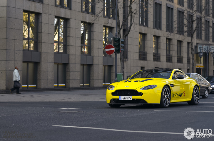 Gele Aston Martin V12 Vantage S verrast in Düsseldorf