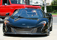 Paris Hilton é a feliz proprietária de um McLaren
